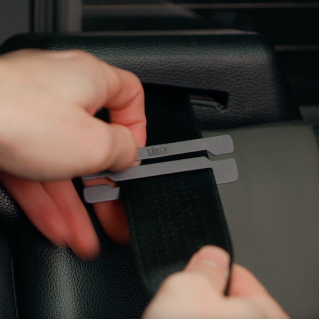 Close view of the seat belt lock