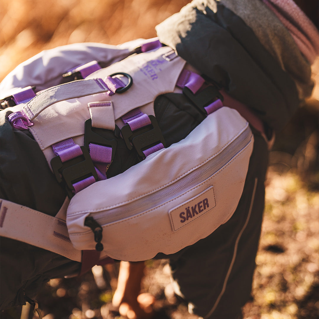 Close view of the Traction attachment 001 and the Pouches 001 on the Muse harness Lilas