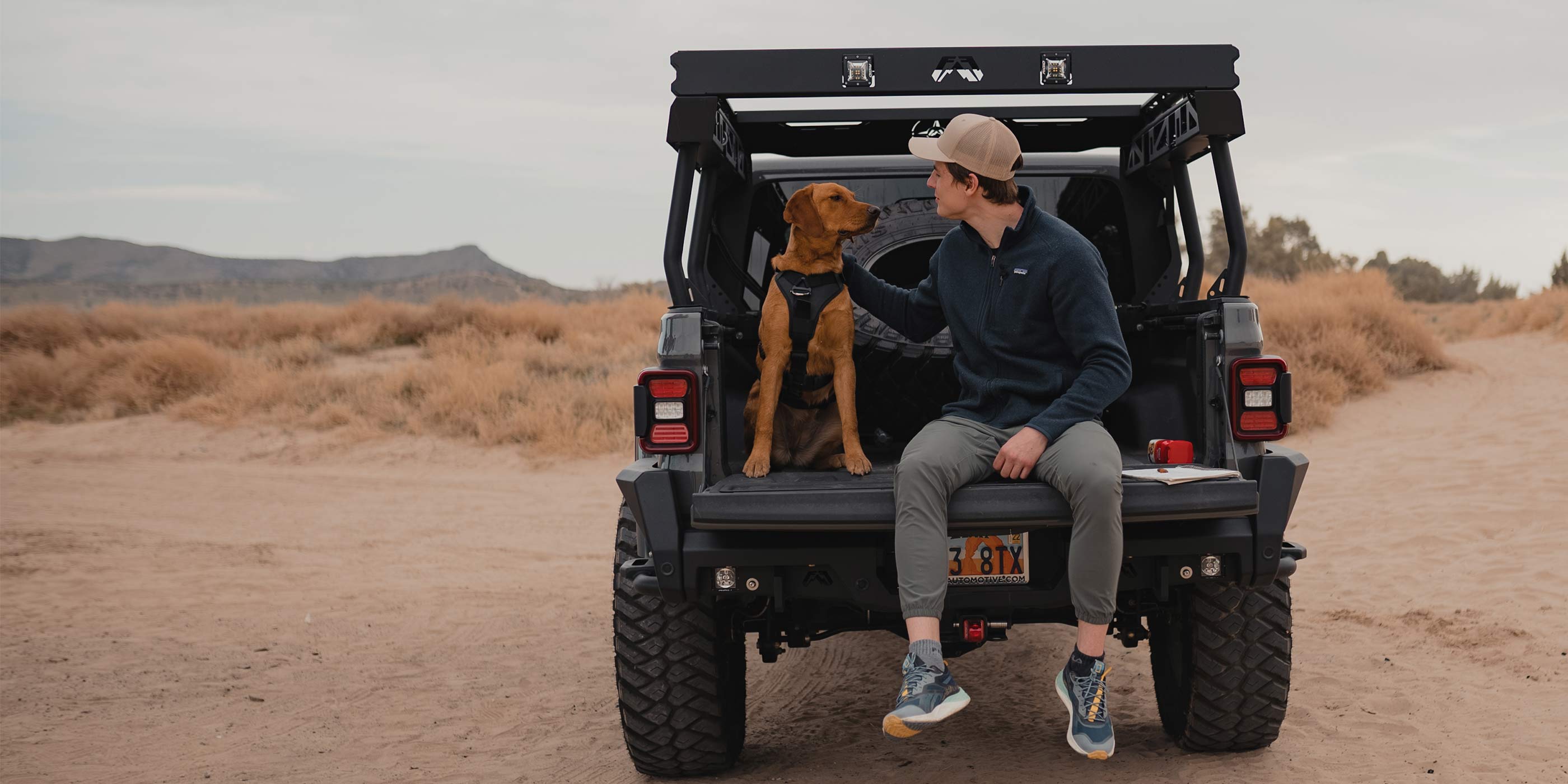Saker founder in the trunk of a Jeep gladiator in the desert