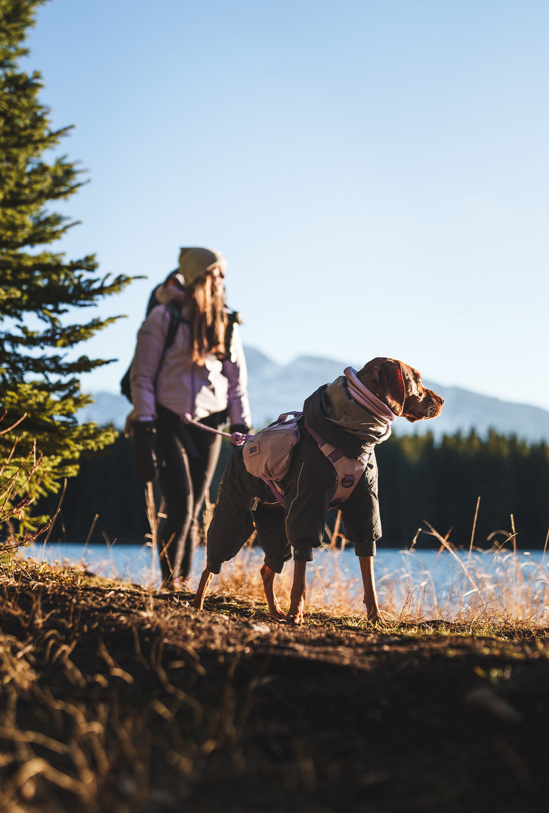 woman doing hiking with the Lilas Muse harness with the Pouches 001 and traction 001