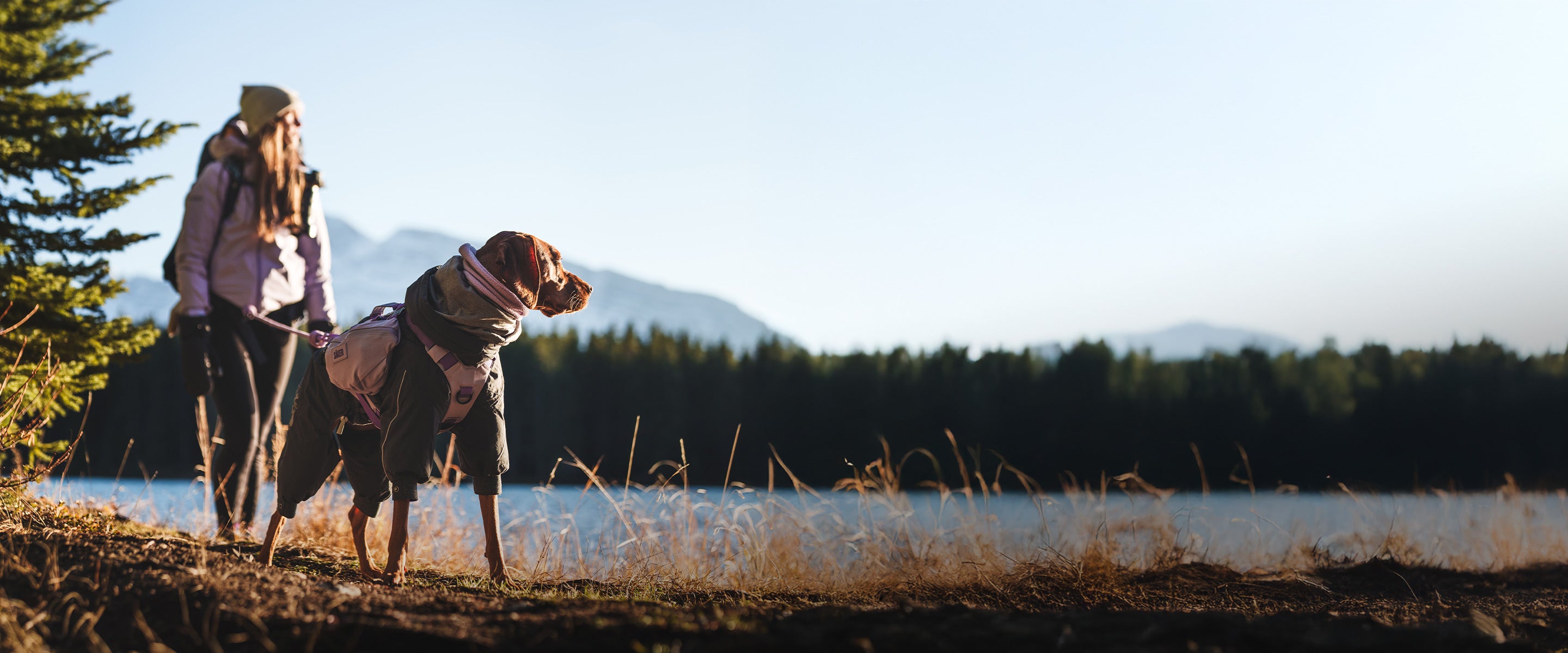 woman doing hiking with the Lilas Muse harness with the Pouches 001 and traction 001